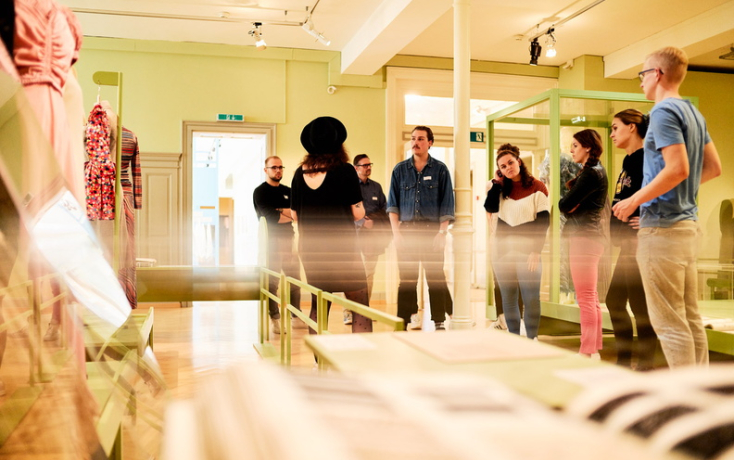 Eine Gruppe junger Erwachsener sind in einem Textilmuseum