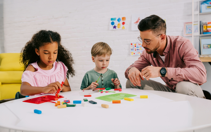 Kindergartenlehrperson mit Kindergartenkindern