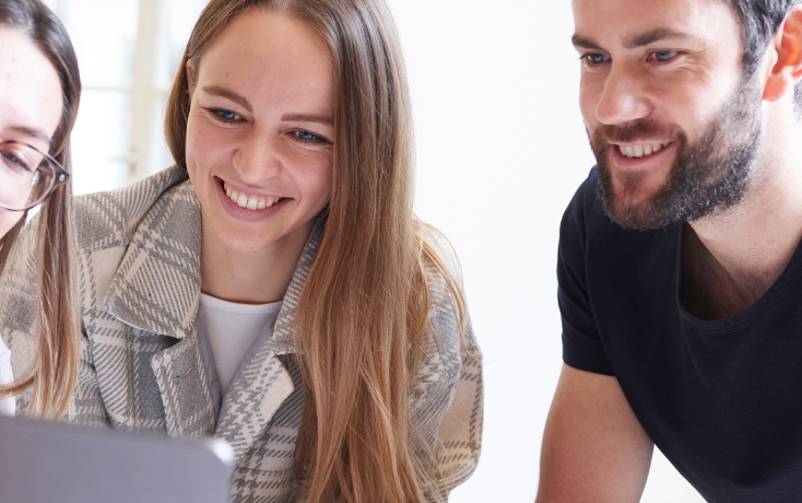 Lehrpersonen die sich gegenseitig unterstützen im Bereich ICT