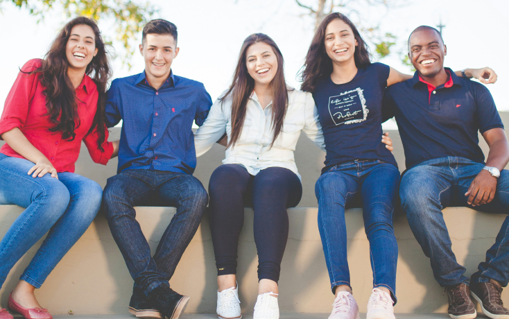 Gruppe von Studierenden lächeln in die Kamera