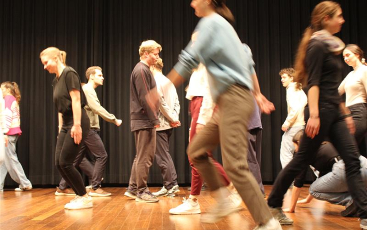 Mehrere Personen bei einer Theaterprobe