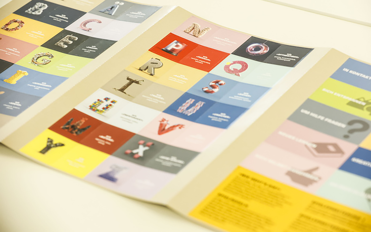 Buchstaben auf Tisch