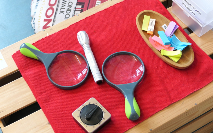 Lupen auf einem roten Tuch