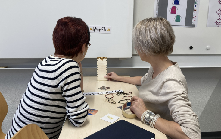 Zwei Frauen schauen sich etwas an