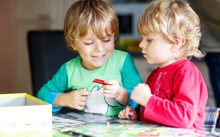 Zwei Kinder betrachten ein Schild, das zu ihrem Spiel gehört