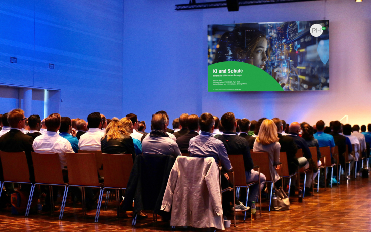 Aula mit Teilnehmenden eines KI-Referats