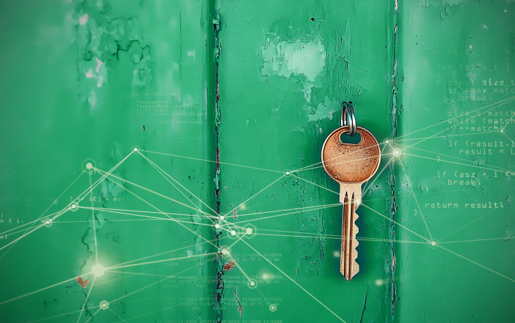 Schlüssel an grüner Holzwand mit digitalen Hologrammen