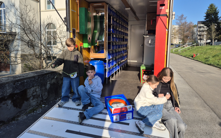 Kinder rund um die Forschungskiste