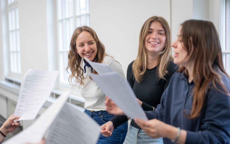 Drei Studentinnen singen zusammen
