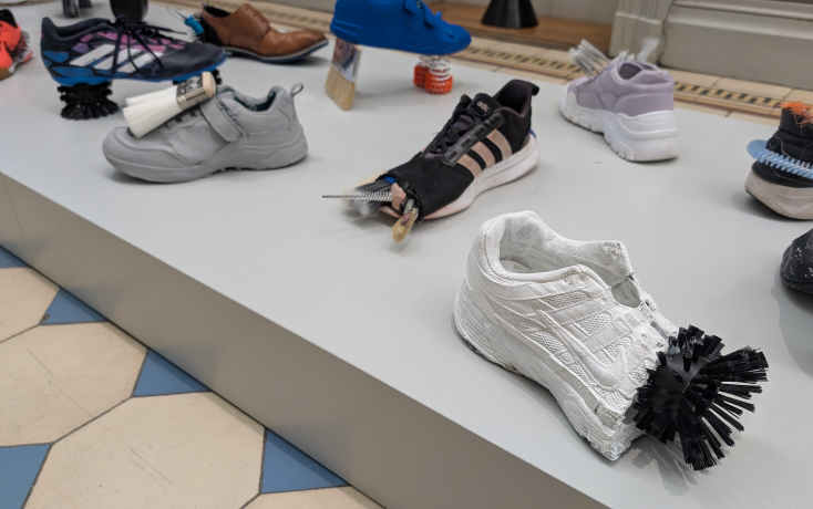 Kunstwerke aus diversen Turnschuhen