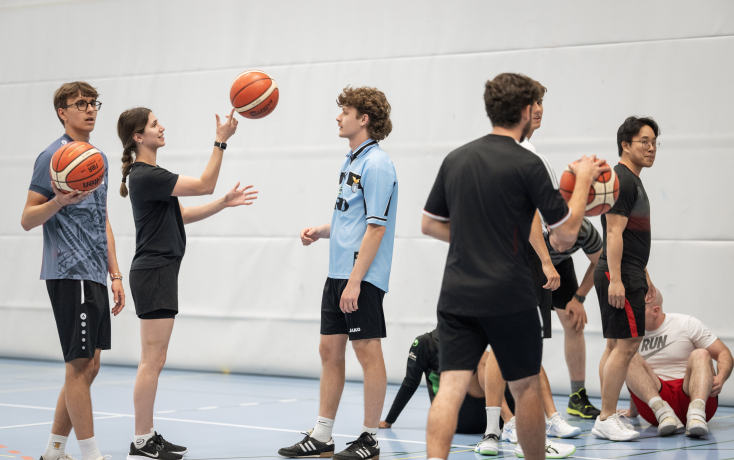 Studierende am Sport machen 