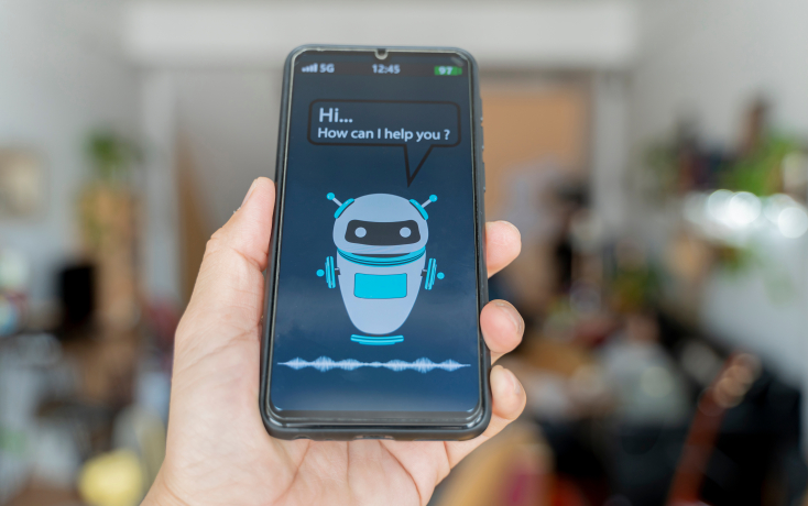 Hand hält Smartphone mit KI-Chatbot-Interface als Symbol für adaptive und interaktive Lernwelten mit Brian