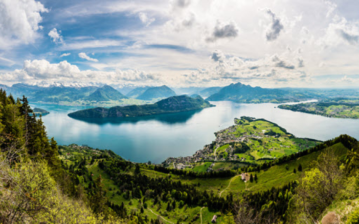 Panoramaaufnahme des Vierwaldstättersees mit umliegenden Bergen als Veranstaltungsort der Masterclass Digital Leadership