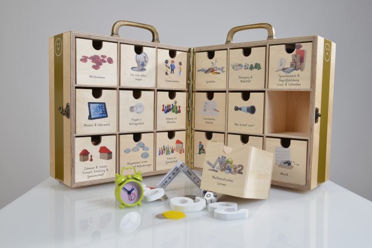 aufklappbarer Holzkoffer mit kleinen Schubladen - Gesprächskommode