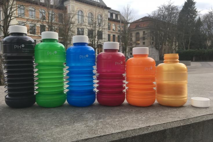 Farbige Trinkflaschen
