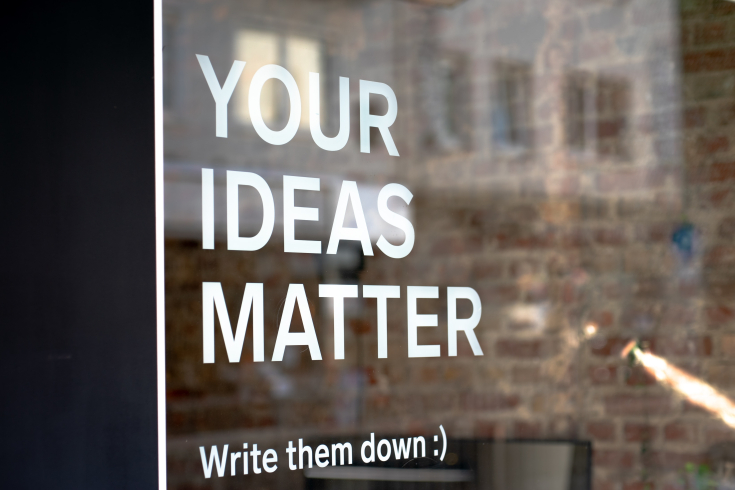 Auf weissem Grund steht "Your Ideas Matter"