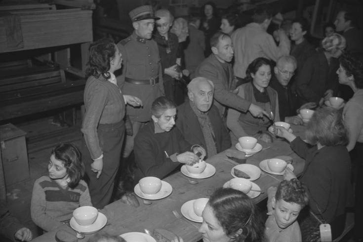Gerettete Flüchtlinge während der Essensausgabe