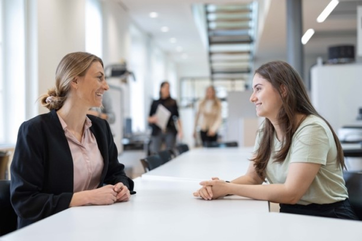 zwei Frauen im Gespräch