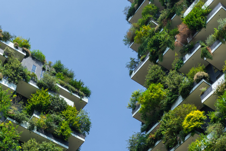 Hochhäuser mit vielen Pflanzen