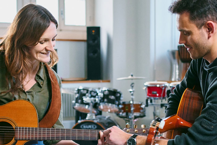 Zwei Studierende spielen Instrumenten