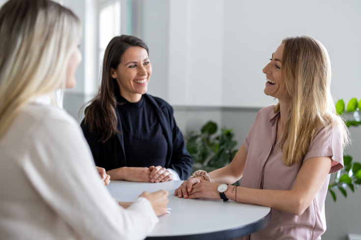 drei Frauen im Gespräch