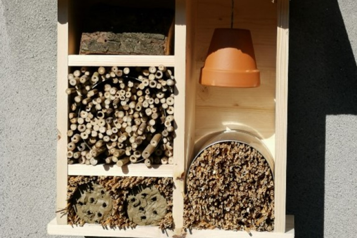 Häuschen aus Holz für Wildbienen