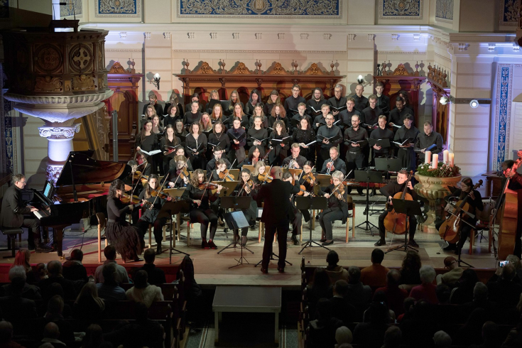 Chor singt in einer Kirche