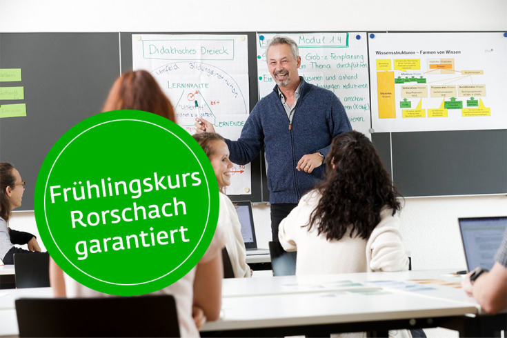 Kursleiter erklärend vor Klasse