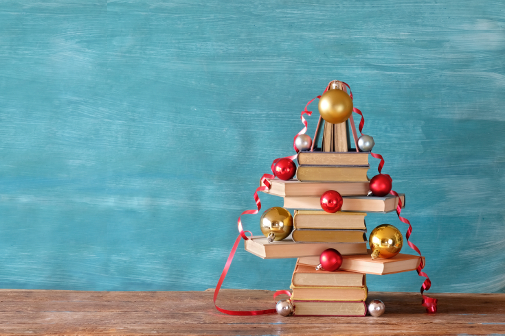 Bücherchristbaum vor türkis Hintergrund