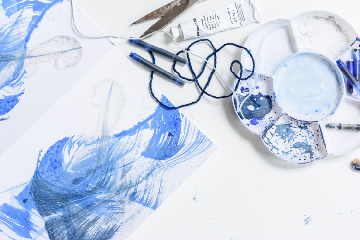 Kunst in blauer Farbe