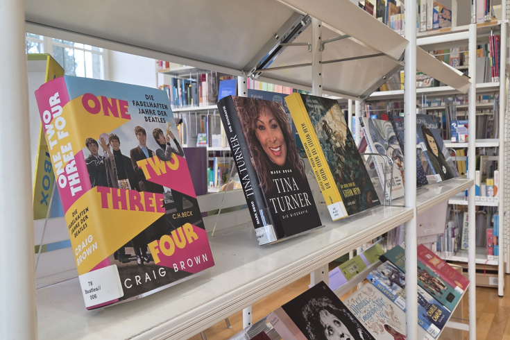 Biografien in Ausstellungsregal