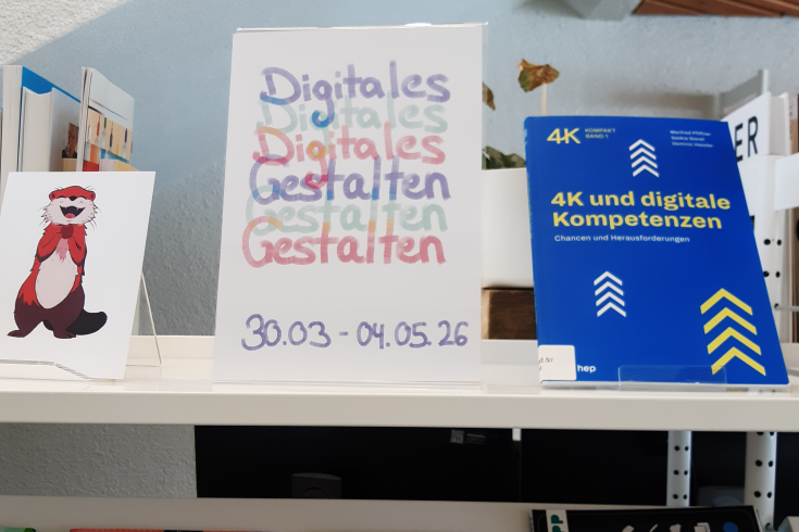 5 Medien zum Thema «Digitales Gestalten» sind auf einem Regal ausgestellt