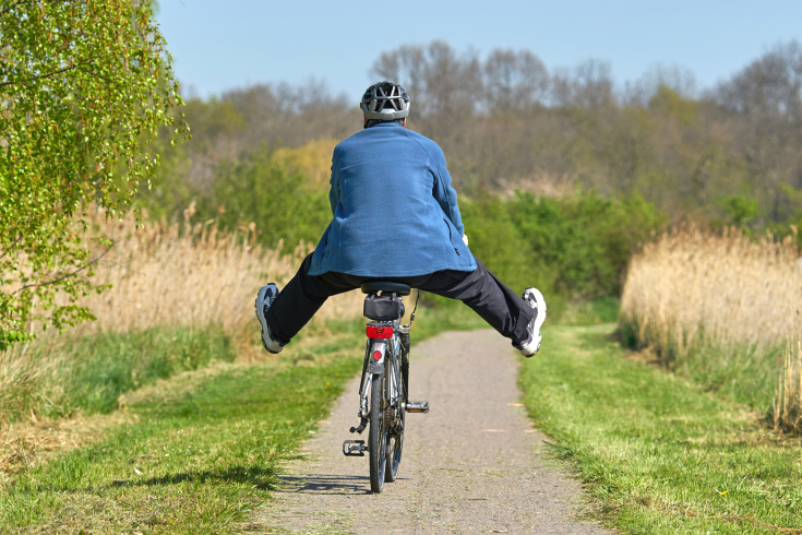 Mann fährt Rad in der Natur