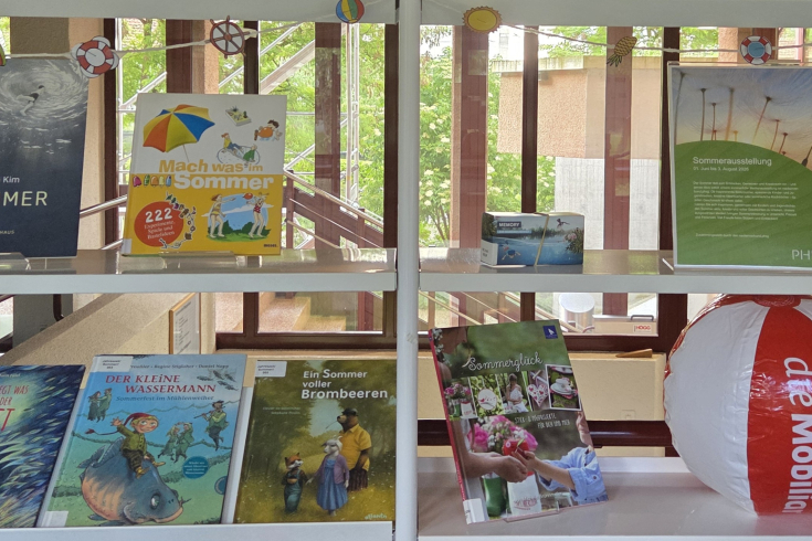 Ausstellungsregale mit Sommer-Medien