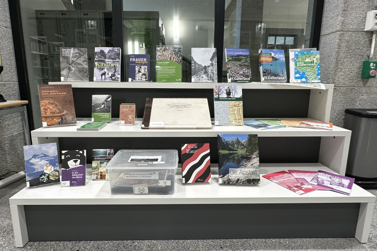 Ausstellungsregal mit Medien zum Kanton St. Gallen