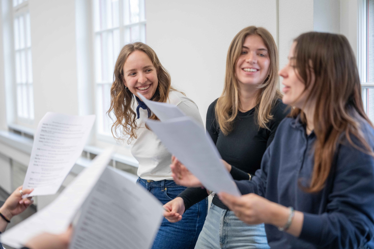 Drei Studentinnen singen zusammen