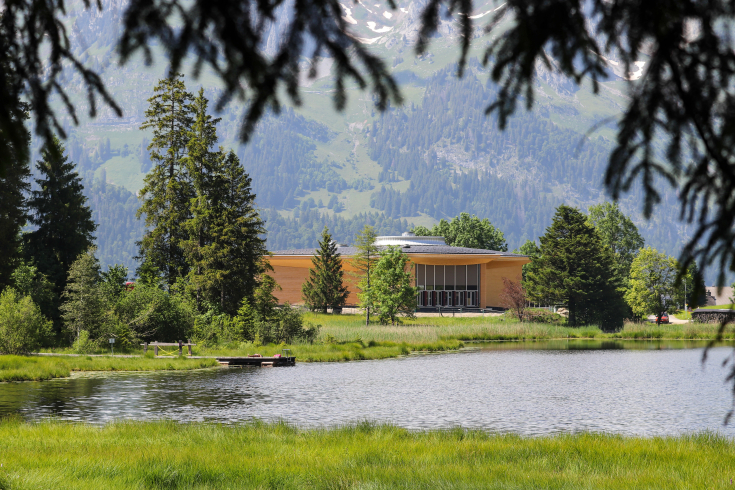 Das Klanghaus im Hintergrund vor einem See
