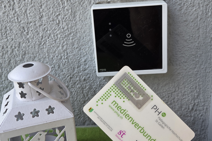 Benutzerkarte mit Tag vor Schliesssystem