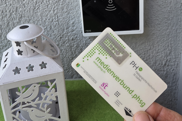 Benutzerkarte mit Tag vor Schliesssystem