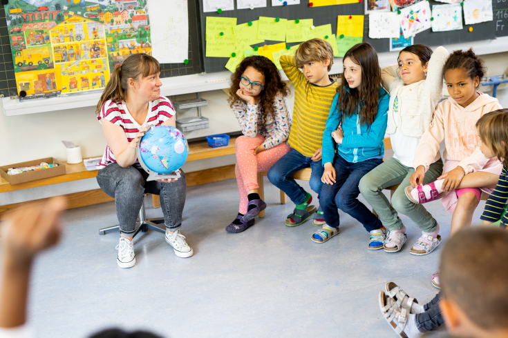 Lehrerin mit Kindern
