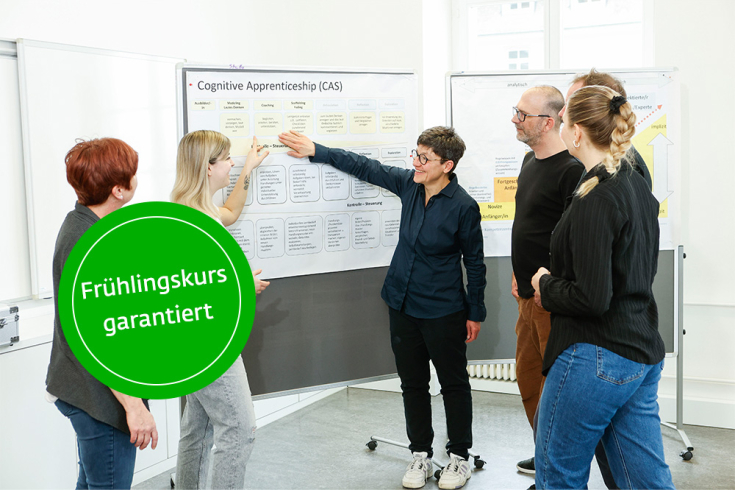 Dozentin erklärt am Flipchart