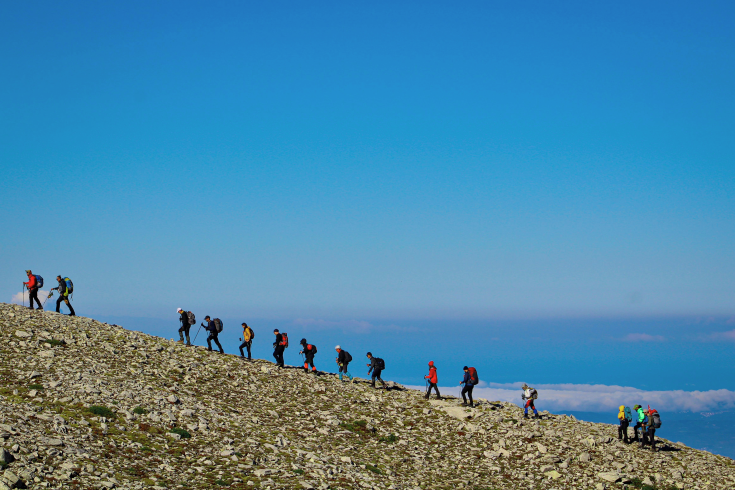 Wandergruppe auf Bergkuppe