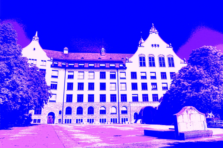 das Hochschulgebäude Hadwig violett eingefärbt