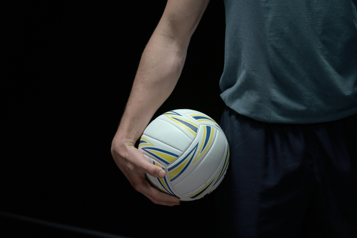 Jemand trägt einen Volleyball